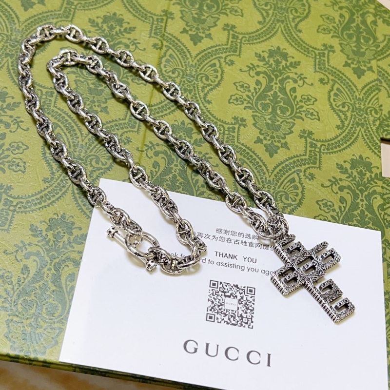 G*u*i necklaces